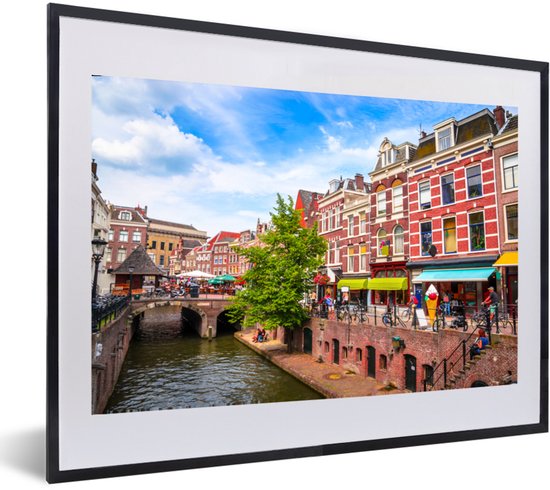 Ingelijste poster van de gracht in Utrecht met rode en witte huizen, fietsen, ijssalons en een brug.
