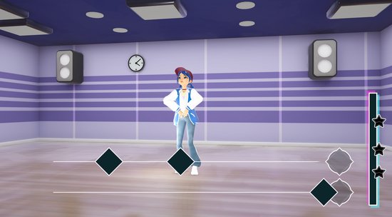 Een K-Pop-danseres in een blauw-witte jas en spijkerbroek met witte sneakers in een dansstudio.