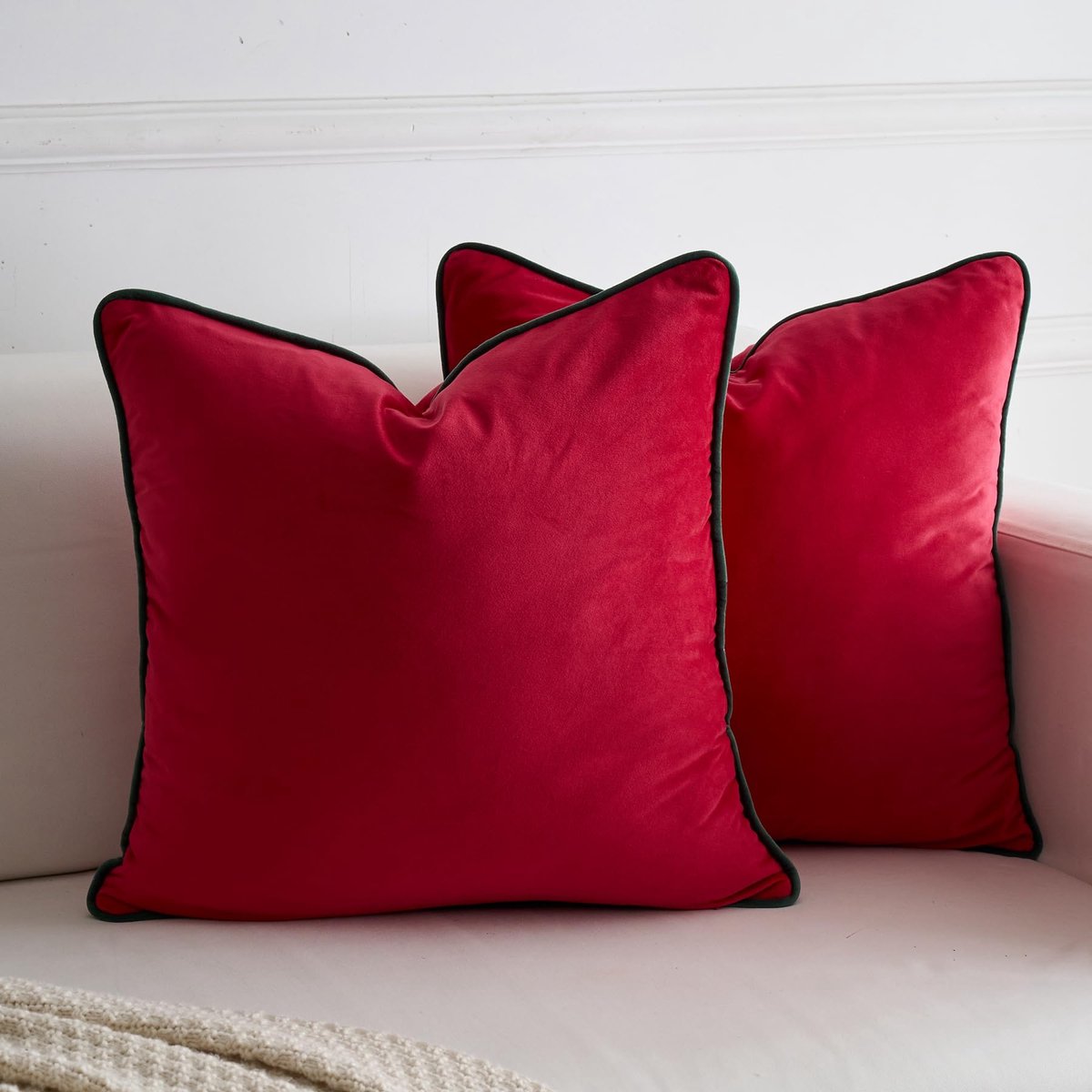 Set van 2 rode fluwelen kussenhoezen moderne minimalistische stijl effen decoratieve donkergroene touw rand zachte vierkante kussenslopen voor bank slaapkamer feest kerstdecoratie, 50 x 50 cm
