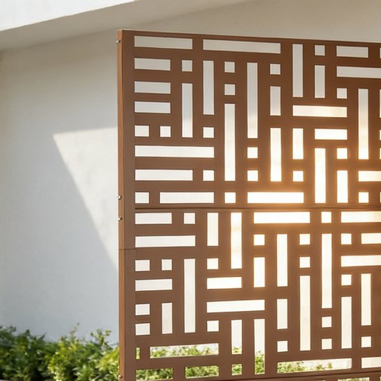Detail van een bruin tuinscherm met een open, geometrisch patroon.