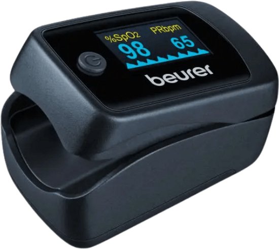 Zwarte Beurer saturatiemeter met een blauw display dat %SpO2 98 en PRbpm 65 toont.