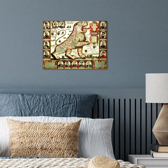 Carte historique 'Leo Belgicus' sur un mur de chambre, avec des portraits et des détails cartographiques.