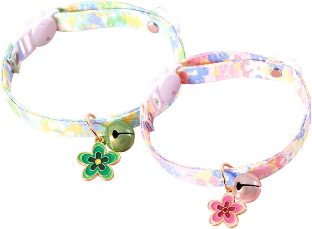 Set van twee katoenen kattenhalsbanden met bloemmotief en belletjes als hanger, verstelbare halsbanden, geschikt voor buitengebruik, schattige stijl, vergelijkbaar met die van een hond.