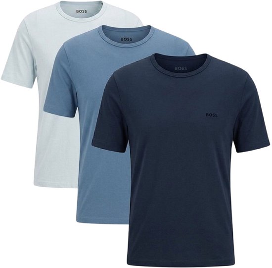 Ensemble de trois t-shirts BOSS bleu clair, bleu et bleu foncé, tous à col rond.
