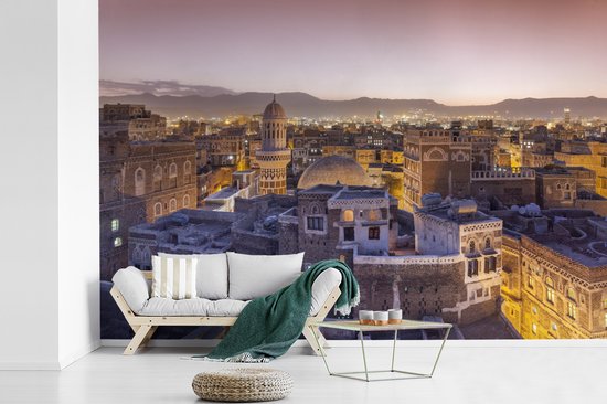 Behang - Fotobehang Straatbeeld van Sanaa en Jemenitische bergen - Breedte 360 cm x hoogte 240 cm