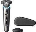 Rasoir Philips Series 9000 avec 3 têtes de rasage, une housse de protection et un chargeur.