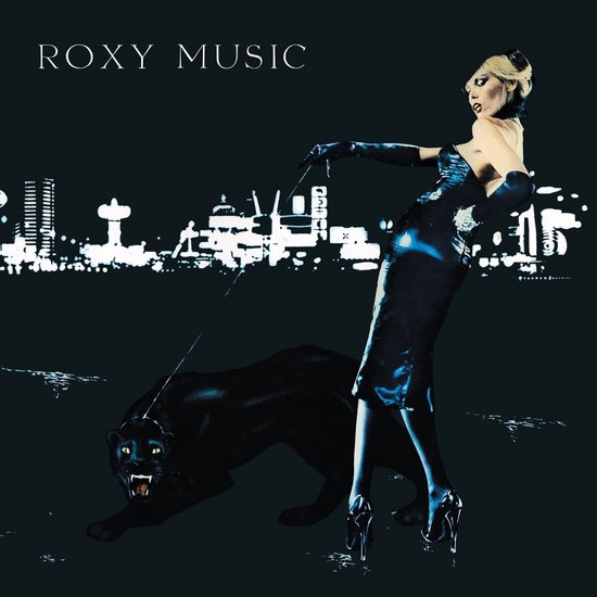ROXY MUSIC logo boven een vrouw in een glanzende jurk en handschoenen, met een panter aan een riem, met een stadsgezicht op de achtergrond.