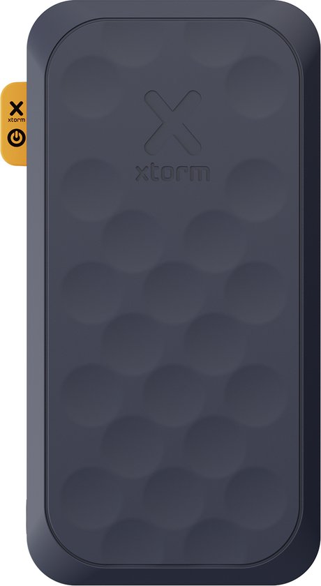 Donkerblauwe Xtorm powerbank met reliëfpatroon en 'Xtorm' logo. Gele aan/uit-knop.