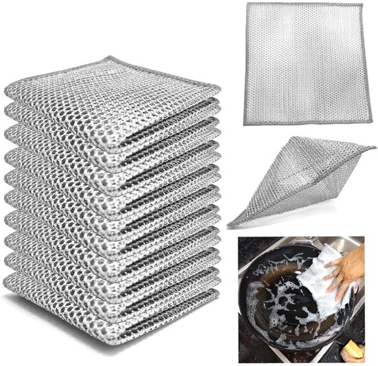 Een stapel vierkante zilverkleurige gaaskomdoekjes, een individueel doekje, een opgevouwen doekje en een hand die een pan schoonmaakt.