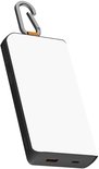 Zwarte powerbank met karabijnhaak en oranje lus. Zijkant met poorten en tekst.
