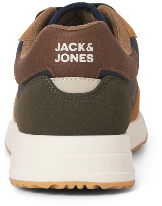 Achterkant van de donkerblauwe en bruine Jack & Jones sneaker met witte zool en merklogo.