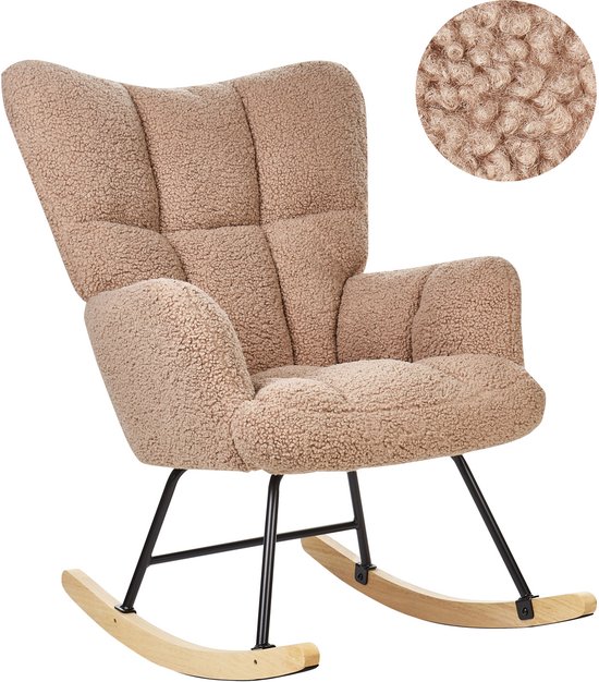 Fauteuil à bascule en bouclé beige sable avec un gros plan sur la texture du tissu, pieds noirs et lattes courbes en bois.