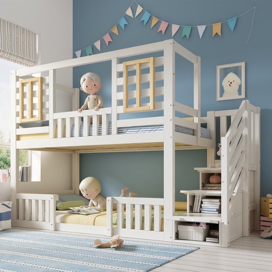 Wit stapelbed met trapkast en twee bedden. Twee kinderen spelen op het bed, één leest.