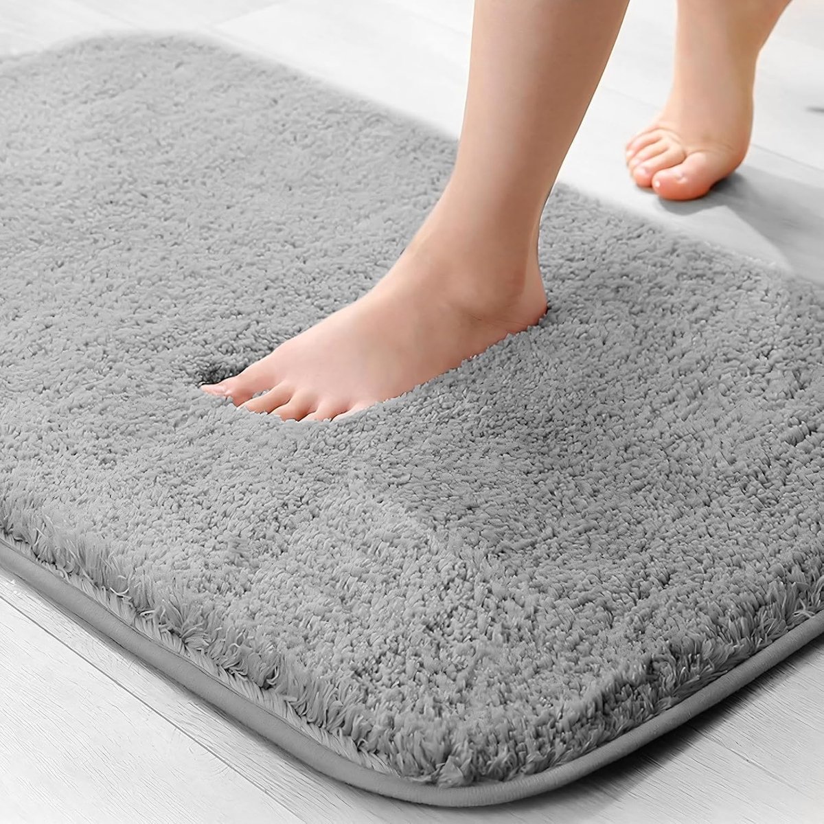 Thijox - Microfiber Badmat 40 x 60 cm - Super Dikke Antislip Voetmat - Pluizig en Absorberend Badkamertapijt - Grijs - Wasbaar in de Wasmachine - Schi