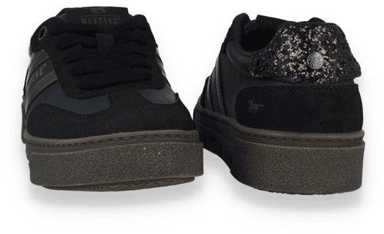 Zwarte Mustang sneakers, met een glitterdetail op de hiel en bronzen strepen.
