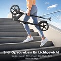 Persoon draagt opgevouwen zwarte step met gestreept deck op trap.