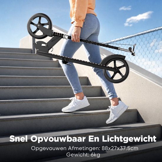 Persoon draagt opgevouwen zwarte step met gestreept deck op trap.