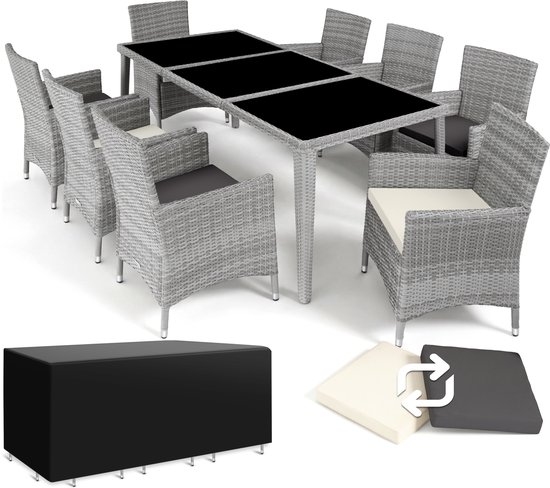 Grijze wicker tuinset met tafel en 8 stoelen, met beschermhoes en kussensets.