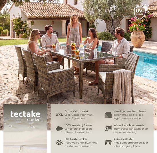 Grote tuinset voor 8 personen, met wicker stoelen en glazen tafel, naast een zwembad.