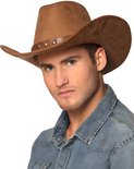 Model met een bruine cowboyhoed met suède look, versierd met studs en een leren band.