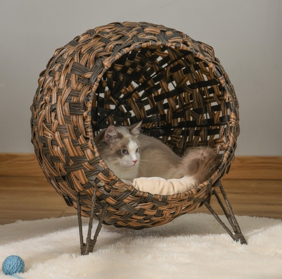 HAUSS SPOLE Dierenhuis – Kattenhuis Met Verhoogde Poten – 52 x 52 x 58 cm – PE-Rotan En Fluweel Met Polyester – Bruin – Slaapplaats Met Kussen