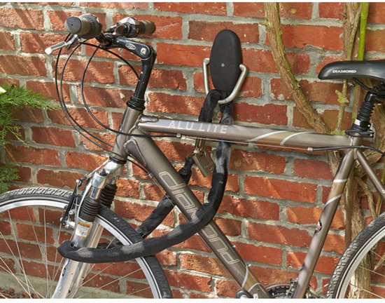 Zwarte diefstalbeugel met ketting en hangslot aan het frame van een grijze fiets.