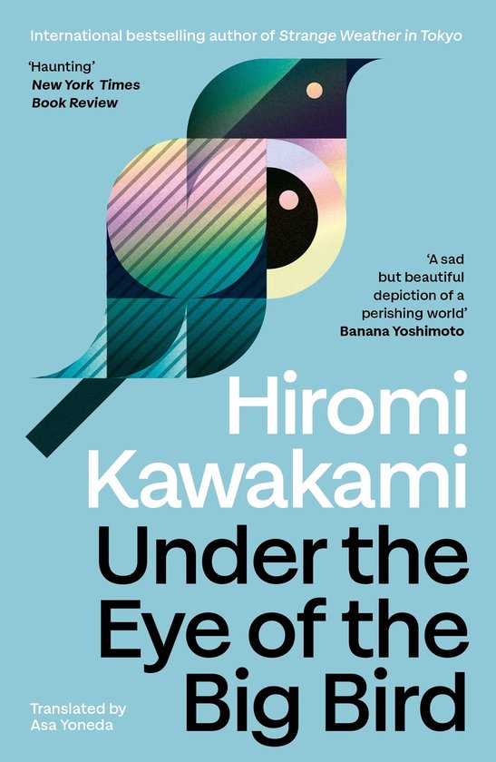 Boekcover met een abstracte vogel in pastelkleuren en een groot oog. Titel 'Under the Eye of the Big Bird' door Hiromi Kawakami.