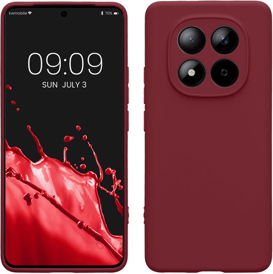 Avant et arrière d'une coque de téléphone bordeaux. L'arrière montre quatre découpes pour appareil photo. L'avant montre un téléphone avec une horloge.