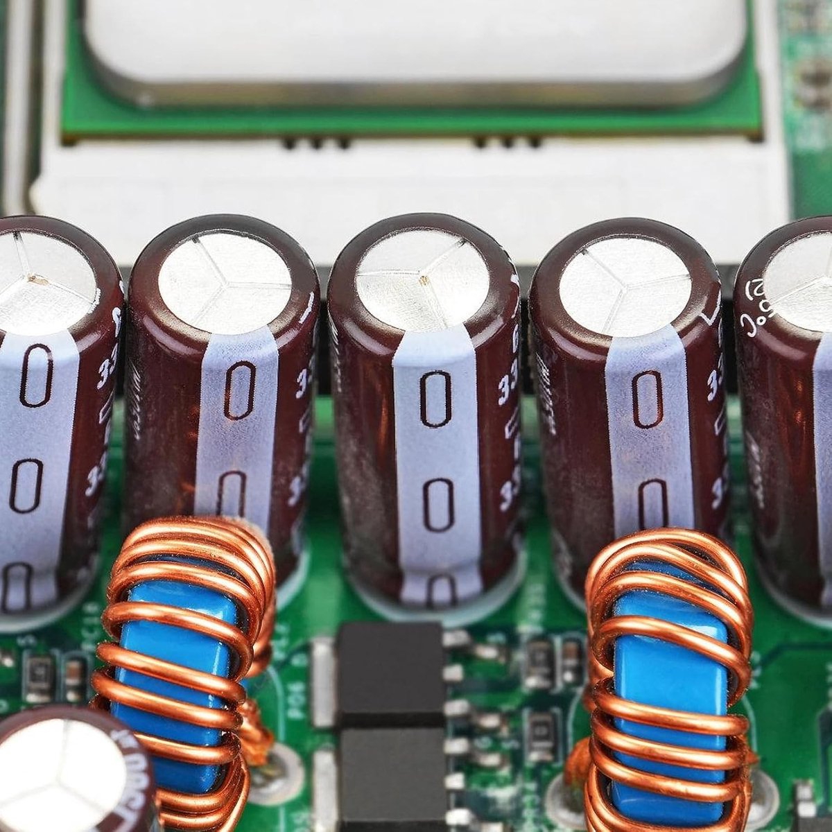 Assortiment van 500 elektrolytische condensatoren met 24 waarden van 0.1µF tot 1000µF, 10V tot 50V, ideaal voor elektronica projecten en reparaties
