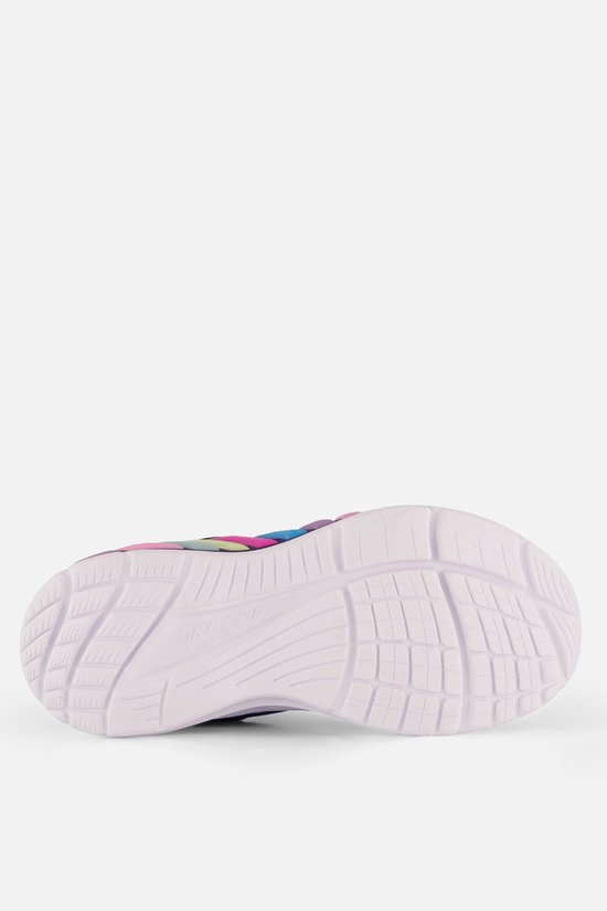 Witte buitenzool van een paarse sneaker met regenboogkleurige accenten.