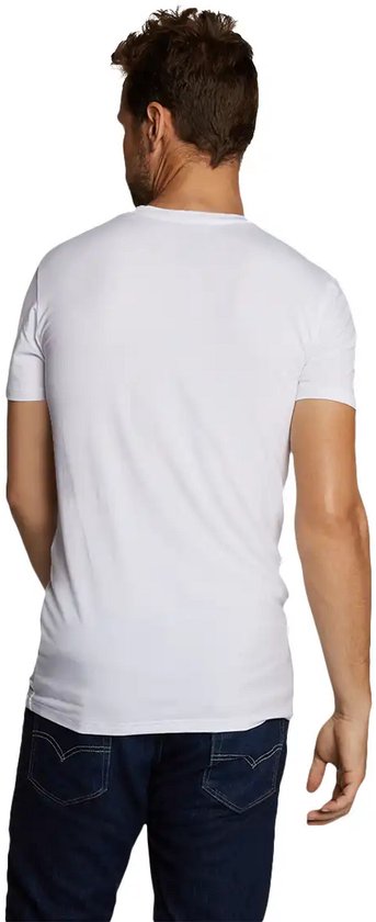 Een man van achteren gezien in een wit T-shirt met ronde hals en een spijkerbroek.