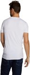 Een man van achteren gezien in een wit T-shirt met ronde hals en een spijkerbroek.