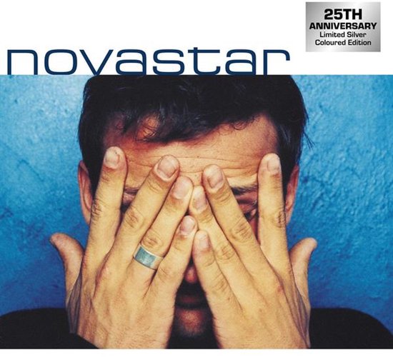 Novastar albumcover, man bedekt gezicht met handen, blauwe achtergrond, 25th anniversary limited silver coloured edition