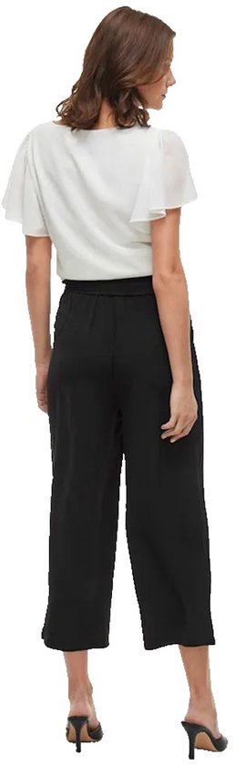 Zwarte culotte broek, gedragen door een model van achteren gezien.