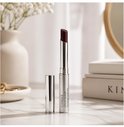 Een Clinique Almost Lipstick in de kleur Black Honey op een marmeren tafel. De dop ligt naast de stift.