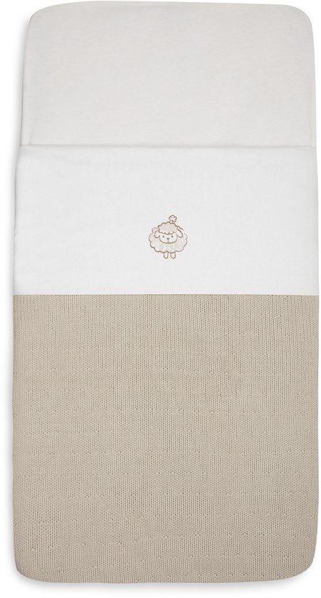 Een wiegdekentje met een gebreid beige onderpand en een wit vlak met geborduurde schaapjes.