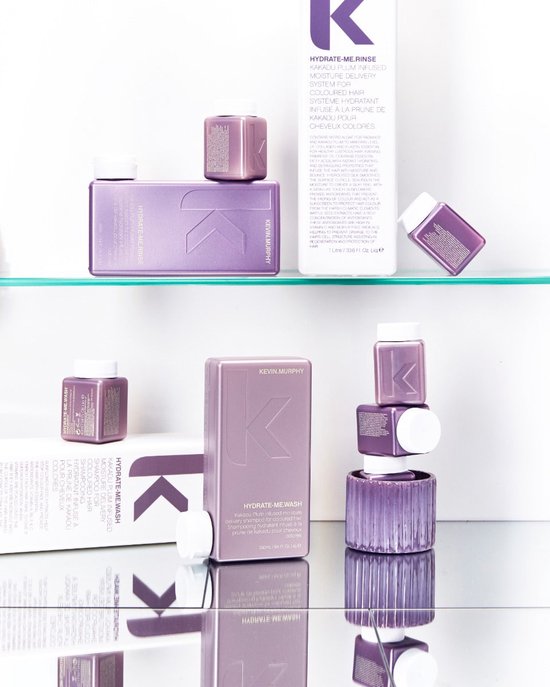 Bouteilles et pots KEVIN.MURPHY Hydrate-Me violets sur une étagère miroir.
