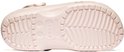 Onderkant van een lichte roze Crocs clog met profiel en het Crocs logo.