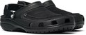 Twee zwarte Crocs Yukon Vista II klompen van veganistisch leer, zijdelings bekeken.