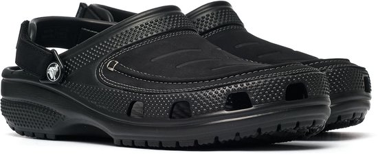 Twee zwarte Crocs Yukon Vista II klompen van veganistisch leer, zijdelings bekeken.