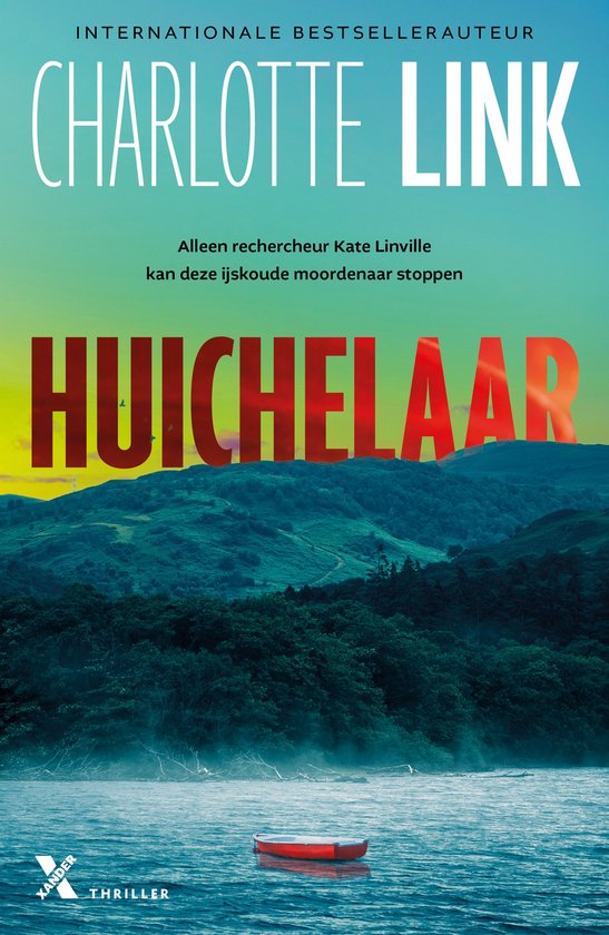 Boekcover van 'Huichelaar' door Charlotte Link. Een rode boot op het water voor een mistige bergachtige achtergrond. Tekst: 'Internationale bestsellerauteur Charlotte Link', 'Alleen rechercheur Kate Linville kan deze ijskoude moordenaar stoppen', 'Huichelaar'.