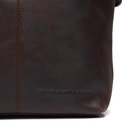 Close-up van de donkerbruine leren schoudertas met subtiel ingeperst Chesterfield Brand logo en rode stiksels.