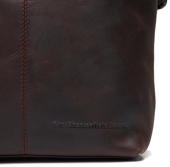 Close-up van de donkerbruine leren schoudertas met subtiel ingeperst Chesterfield Brand logo en rode stiksels.