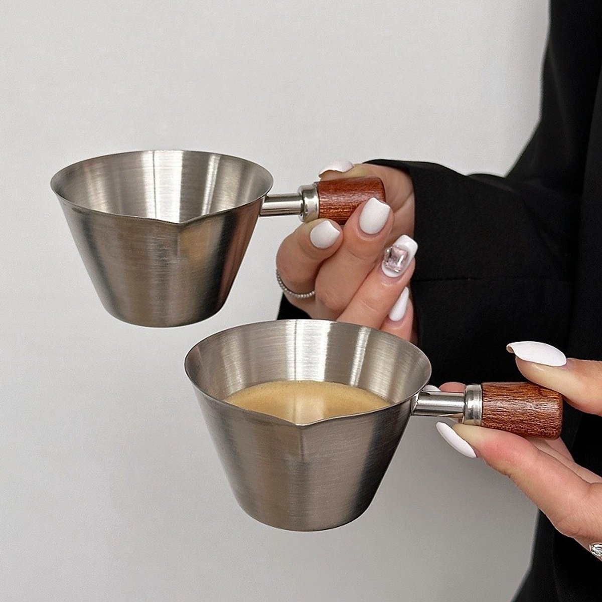 Set van 2 roestvrijstalen melkkanjers 100 ml met houten handvat, schenkpotjes voor espresso, latte art, melk en koffiesiropen