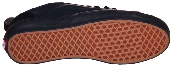 Zwart Vans skate-sneaker, onderkant met bruin wafelpatroon.