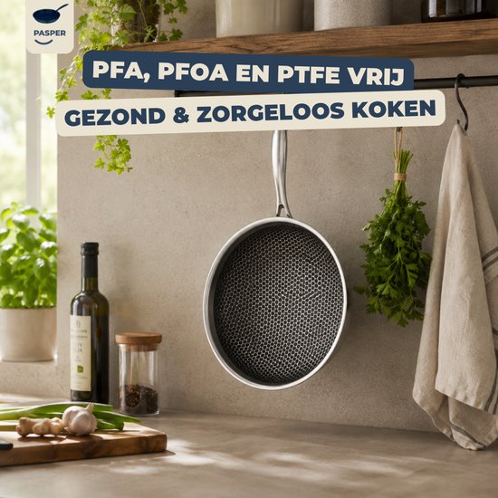 Zilverkleurige wokpan met honingraatpatroon, hangend aan een rek. 'Pfas, Pfoa en Ptfe vrij' en 'Gezond & zorgeloos koken'.