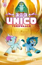 Unico Verdwaald: Een eenhoorn en een katachtig wezen rennen op woestijnzand, met een Egyptische godin boven een tempel.