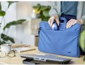 Blauwe Trust draadloze muis wordt in een blauwe laptoptas geplaatst.
