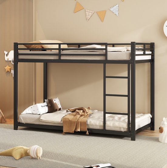 Lits superposés noirs en métal dans une chambre d'enfant décorée.