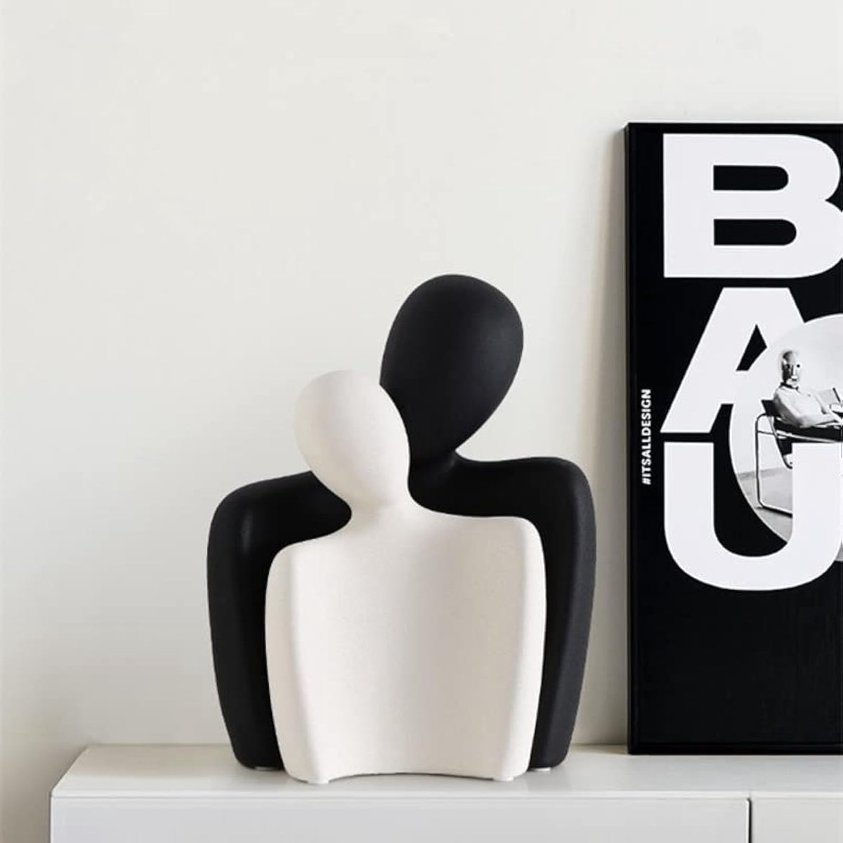 Keramische Sculptuur - Omhelzend Paar - Modern Romantisch - Woondecoratie voor Woonkamer, Slaapkamer & Kantoor - Zwart Wit